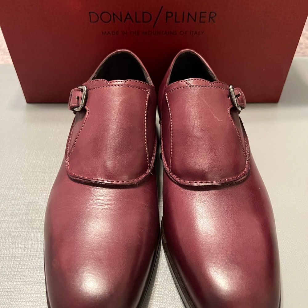 Donald/Pliner mens dress shoes size 8 . New in box with original packaging.